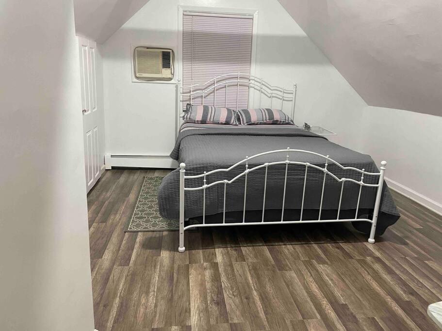 Entire 3bdr W/parking, Backyard, Firepit, Bbq Villa Nueva York