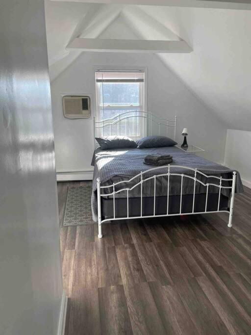 Villa Entire 3bdr W/parking, Backyard, Firepit, Bbq *